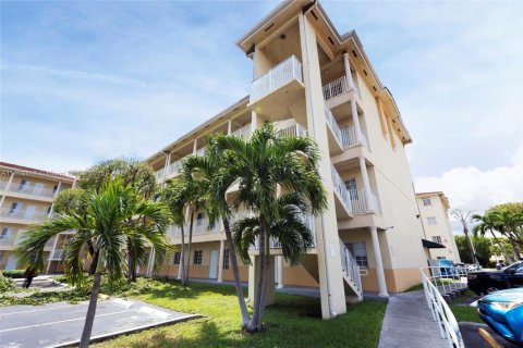 Condominio en venta en Hialeah, Florida, 3 dormitorios, 110.18 m2 № 1890564 - foto 1