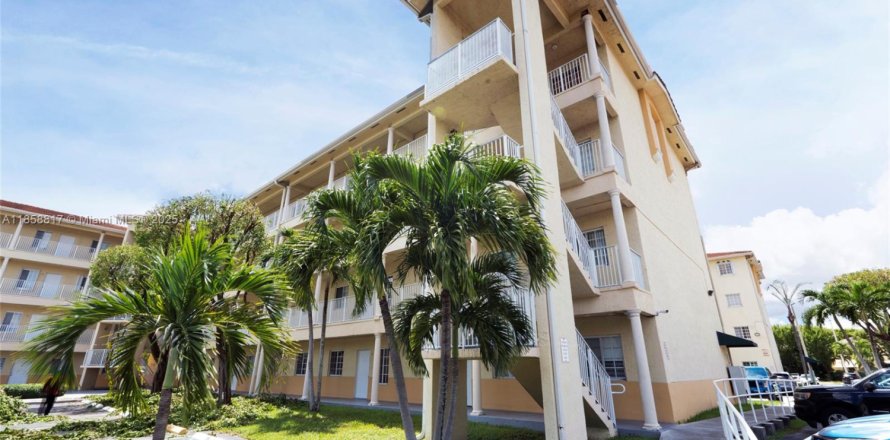 Condominio en Hialeah, Florida, 3 dormitorios  № 1890564