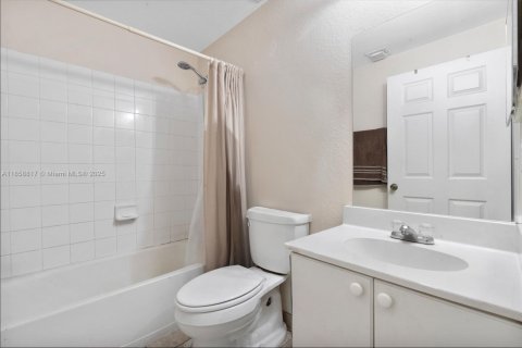 Condominio en venta en Hialeah, Florida, 3 dormitorios, 110.18 m2 № 1890564 - foto 16