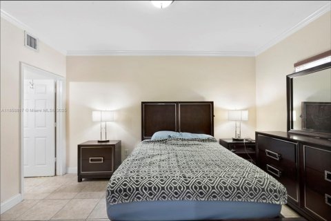 Condominio en venta en Hialeah, Florida, 3 dormitorios, 110.18 m2 № 1890564 - foto 12