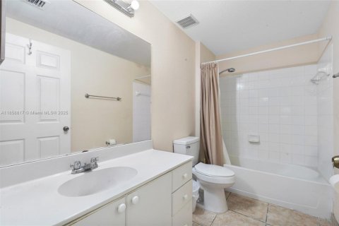 Condominio en venta en Hialeah, Florida, 3 dormitorios, 110.18 m2 № 1890564 - foto 14