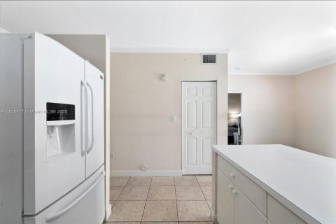 Condominio en venta en Hialeah, Florida, 3 dormitorios, 110.18 m2 № 1890564 - foto 10