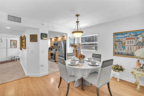 Condo in Pembroke Pines, Florida, 2 bedrooms  № 1691343 - photo 13