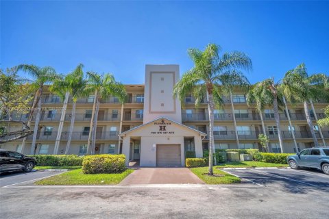 Condo in Pembroke Pines, Florida, 2 bedrooms  № 1691343 - photo 1