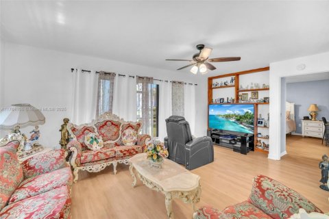 Condo in Pembroke Pines, Florida, 2 bedrooms  № 1691343 - photo 14