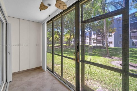 Condo in Pembroke Pines, Florida, 2 bedrooms  № 1691343 - photo 21