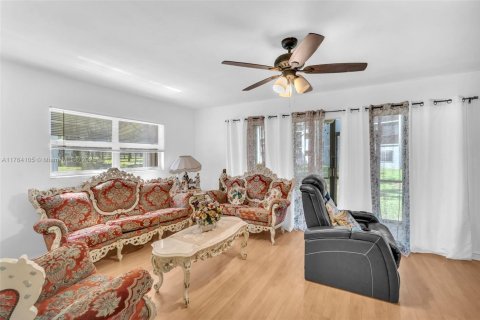 Condo in Pembroke Pines, Florida, 2 bedrooms  № 1691343 - photo 15