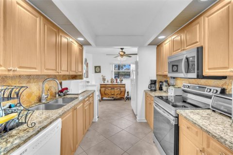 Condo in Pembroke Pines, Florida, 2 bedrooms  № 1691343 - photo 17