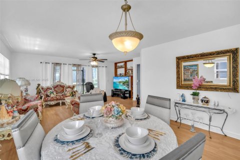 Condo in Pembroke Pines, Florida, 2 bedrooms  № 1691343 - photo 12
