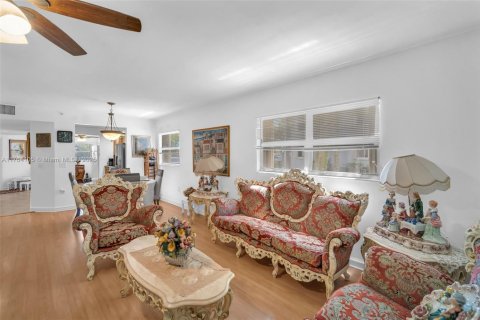 Condo in Pembroke Pines, Florida, 2 bedrooms  № 1691343 - photo 16