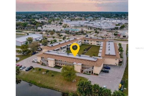 Condominio en venta en Port Charlotte, Florida, 1 dormitorio, 81.29 m2 № 1802150 - foto 3