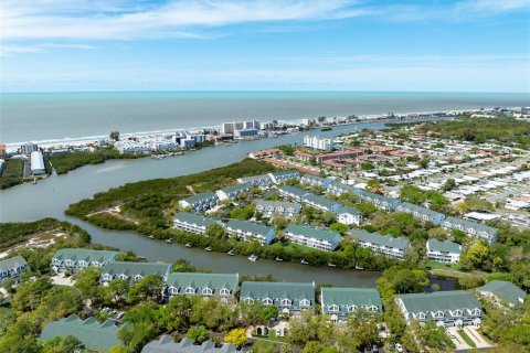 Townhouse in Seminole, Florida 3 bedrooms, 201.97 sq.m. № 2151427