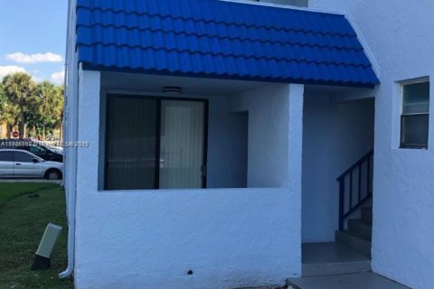 Copropriété à louer à Miami, Floride: 2 chambres, 91.42 m2 № 1957102 - photo 2