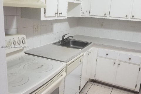 Copropriété à louer à Miami, Floride: 2 chambres, 91.42 m2 № 1957102 - photo 6