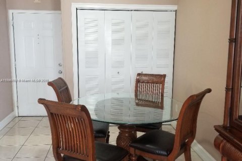 Copropriété à louer à Miami, Floride: 2 chambres, 91.42 m2 № 1957102 - photo 5