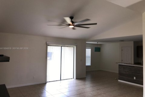 Casa en alquiler en Cape Coral, Florida, 3 dormitorios № 2088635 - foto 17