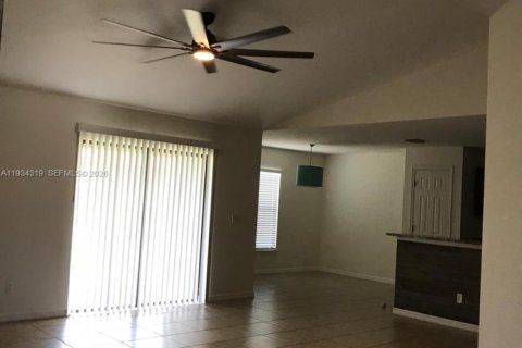 Casa en alquiler en Cape Coral, Florida, 3 dormitorios № 2088635 - foto 18