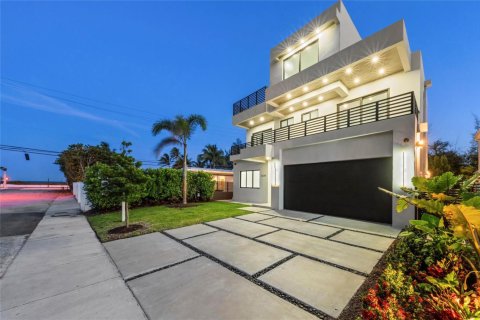 Casa en Fort Lauderdale, Florida 6 dormitorios, 332.68 m2 № 2180535