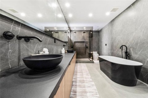 Casa en venta en Fort Lauderdale, Florida, 6 dormitorios, 332.68 m2 № 2180535 - foto 19