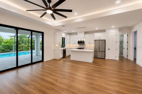 House in Port Charlotte, Florida 3 bedrooms, 164.99 sq.m. № 2156762 - photo 3