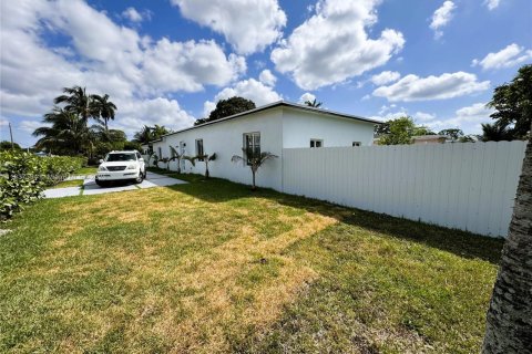Casa en venta en Miami, Florida, 4 dormitorios, 200.39 m2 № 1821741 - foto 2