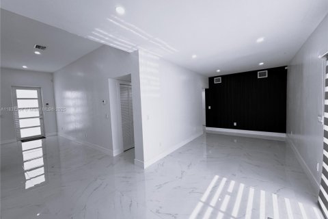 Casa en venta en Miami, Florida, 4 dormitorios, 200.39 m2 № 1821741 - foto 19