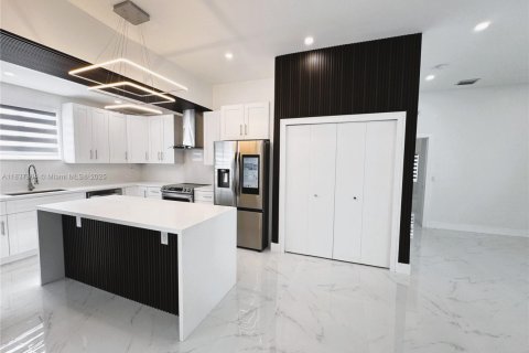 Casa en venta en Miami, Florida, 4 dormitorios, 200.39 m2 № 1821741 - foto 13