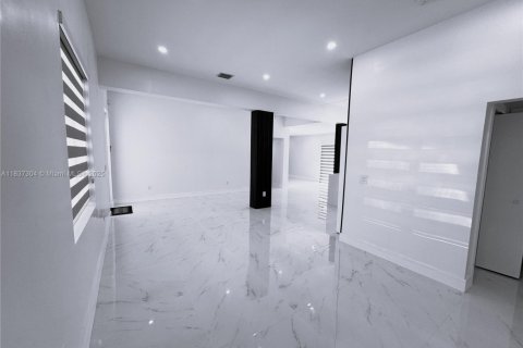 Casa en venta en Miami, Florida, 4 dormitorios, 200.39 m2 № 1821741 - foto 9