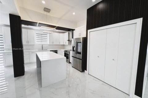 Casa en venta en Miami, Florida, 4 dormitorios, 200.39 m2 № 1821741 - foto 12