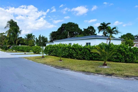 Villa ou maison à vendre à Miami, Floride: 4 chambres, 200.39 m2 № 1821741 - photo 28