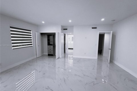 Casa en venta en Miami, Florida, 4 dormitorios, 200.39 m2 № 1821741 - foto 24