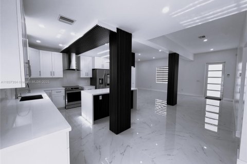Casa en venta en Miami, Florida, 4 dormitorios, 200.39 m2 № 1821741 - foto 18