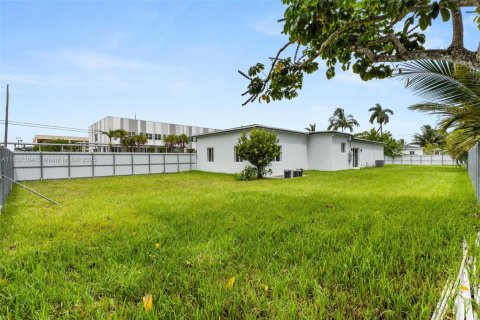 Casa en venta en Miami, Florida, 4 dormitorios, 200.39 m2 № 1821741 - foto 27