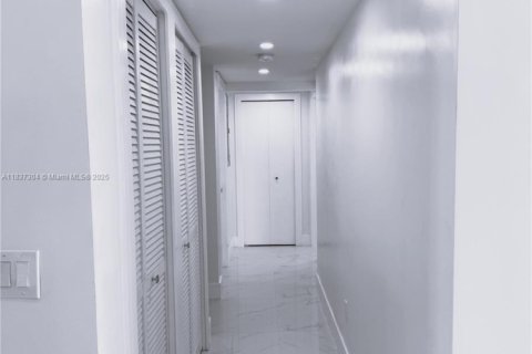 Casa en venta en Miami, Florida, 4 dormitorios, 200.39 m2 № 1821741 - foto 22