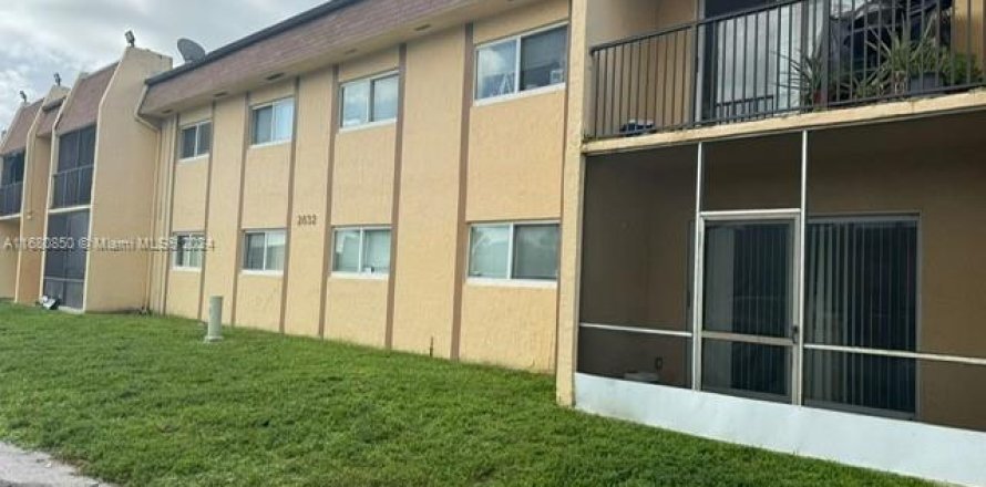 Condo in Lauderhill, Florida, 2 bedrooms № 1413539