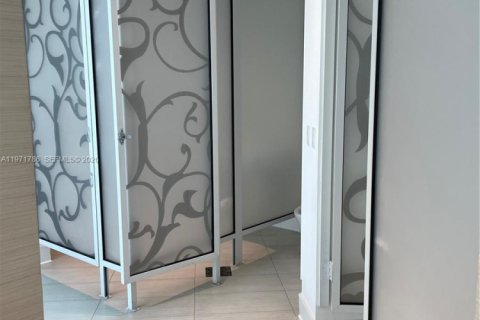 Condominio en venta en Miami, Florida, 1 dormitorio, 71.35 m2 № 2032428 - foto 3