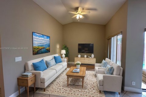Adosado en venta en Hialeah, Florida, 2 dormitorios, 92.07 m2 № 2013454 - foto 4