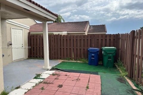 Adosado en venta en Hialeah, Florida, 2 dormitorios, 92.07 m2 № 2013454 - foto 12