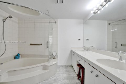 Condo in Miami, Florida, 2 bedrooms  № 1814130 - photo 15