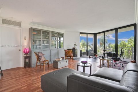 Condo in Miami, Florida, 2 bedrooms  № 1814130 - photo 1