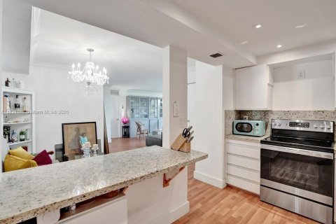 Condo in Miami, Florida, 2 bedrooms  № 1814130 - photo 10