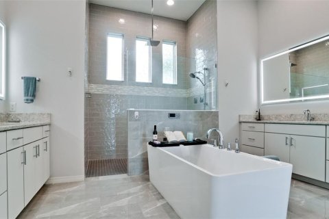 House in Bradenton, Florida 5 bedrooms, 443.14 sq.m. № 1725825 - photo 2