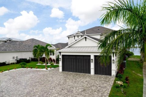 House in Bradenton, Florida 5 bedrooms, 443.14 sq.m. № 1725825 - photo 11