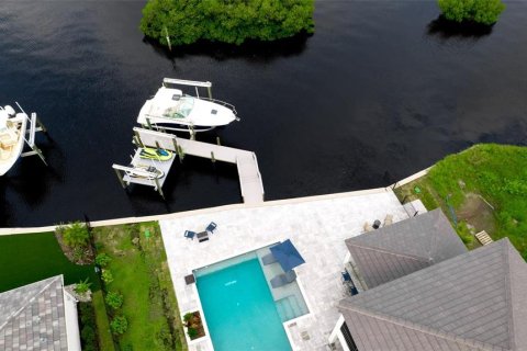 House in Bradenton, Florida 5 bedrooms, 443.14 sq.m. № 1725825 - photo 15