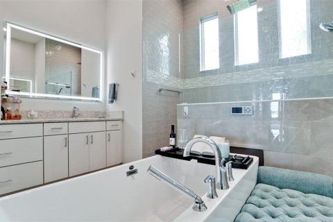 House in Bradenton, Florida 5 bedrooms, 443.14 sq.m. № 1725825 - photo 30