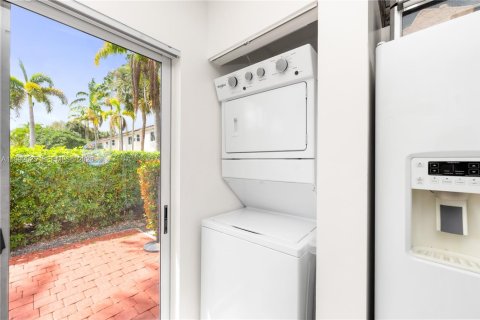 Condominio en alquiler en Pembroke Pines, Florida, 2 dormitorios, 75.72 m2 № 2055456 - foto 13