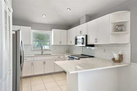 House in Tampa, Florida 3 bedrooms, 123.28 sq.m. № 1854649 - photo 3