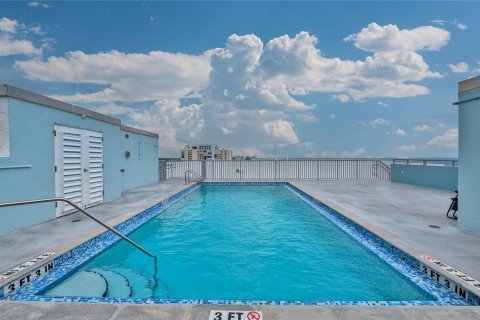 Condo in Hollywood, Florida, 2 bedrooms  № 1209231 - photo 1