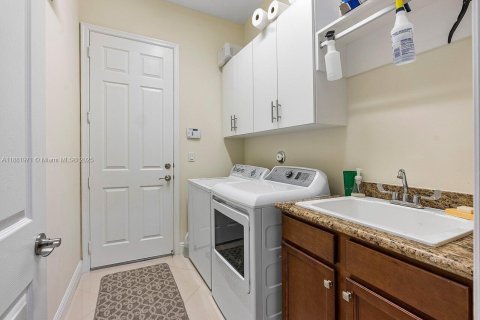 House in Boca Raton, Florida 5 bedrooms, 386.47 sq.m. № 1924926 - photo 17