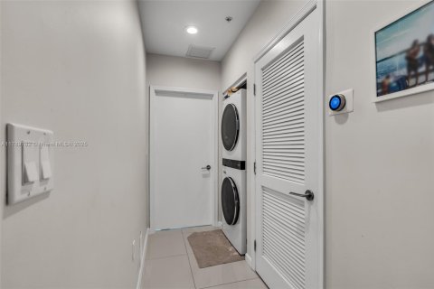 Condo in North Bay Village, Florida, 3 bedrooms  № 1647522 - photo 26